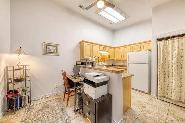 919 S Dawson Way Unit 17, Aurora, CO 80012 - kitchen with freestanding refrigerator, under cabinet range hood, a peninsula, light brown cabinets, and ceiling fan