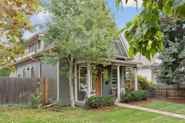 view of front of home featuring a front lawn