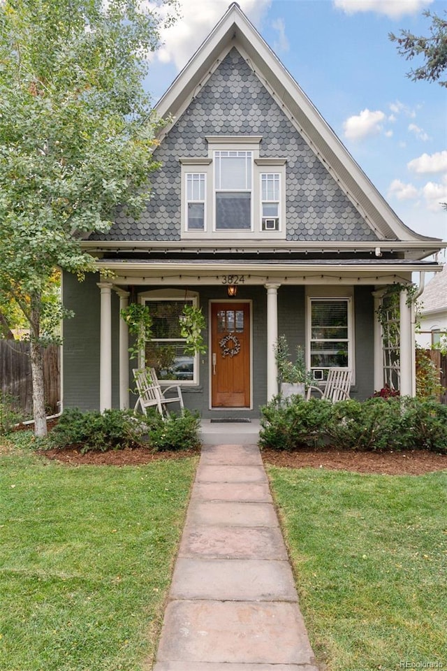 view of front of property featuring covered porch and a front yard