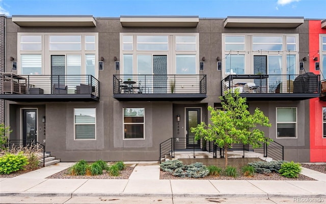 3480 E 31st Ave, Denver, CO 80205 - townhome / multi-family property featuring stucco siding and a balcony
