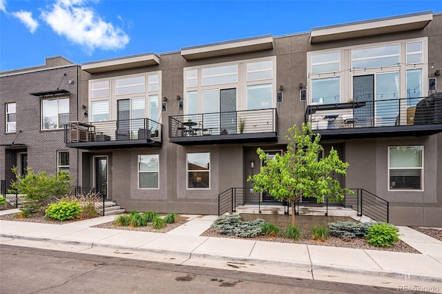 3480 E 31st Ave, Denver, CO 80205 - view of front of property with stucco siding and a balcony