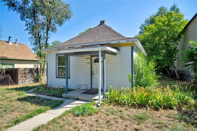 view of front facade featuring a front lawn