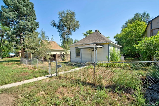 view of front of home featuring a front yard