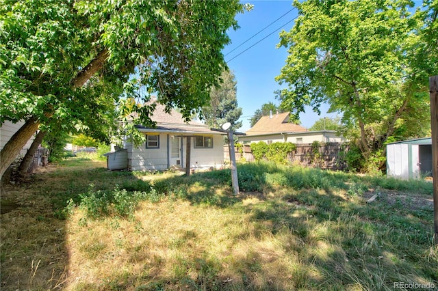 view of yard with a shed