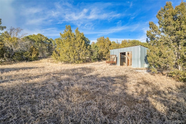 view of yard with an outbuilding