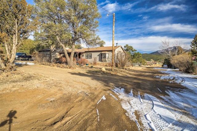 view of front of property featuring a mountain view