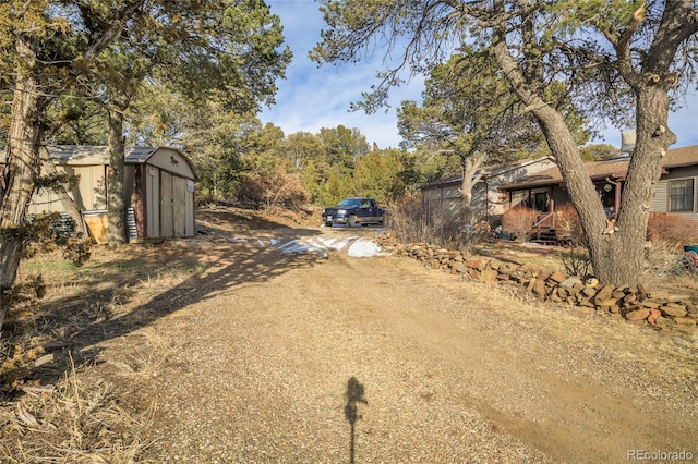 view of yard with a storage unit