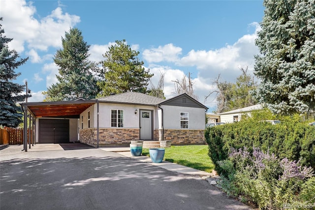 view of front of home featuring a front yard and a carport