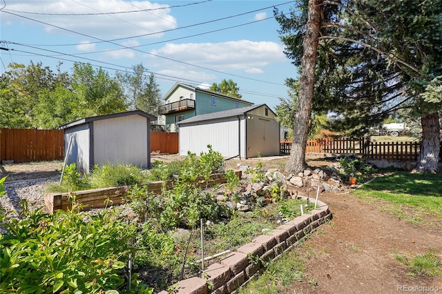 view of yard with a shed