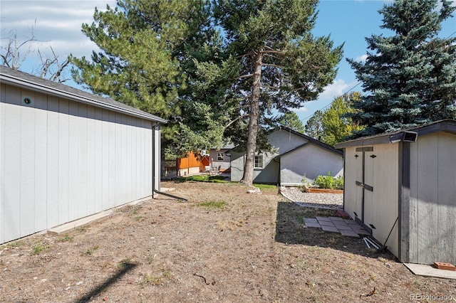 view of yard with a storage unit