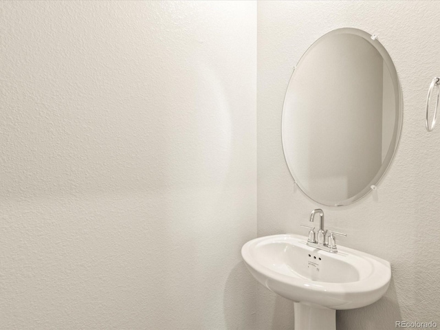 bathroom featuring sink