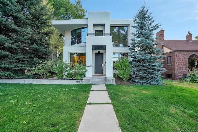 modern home featuring a front lawn