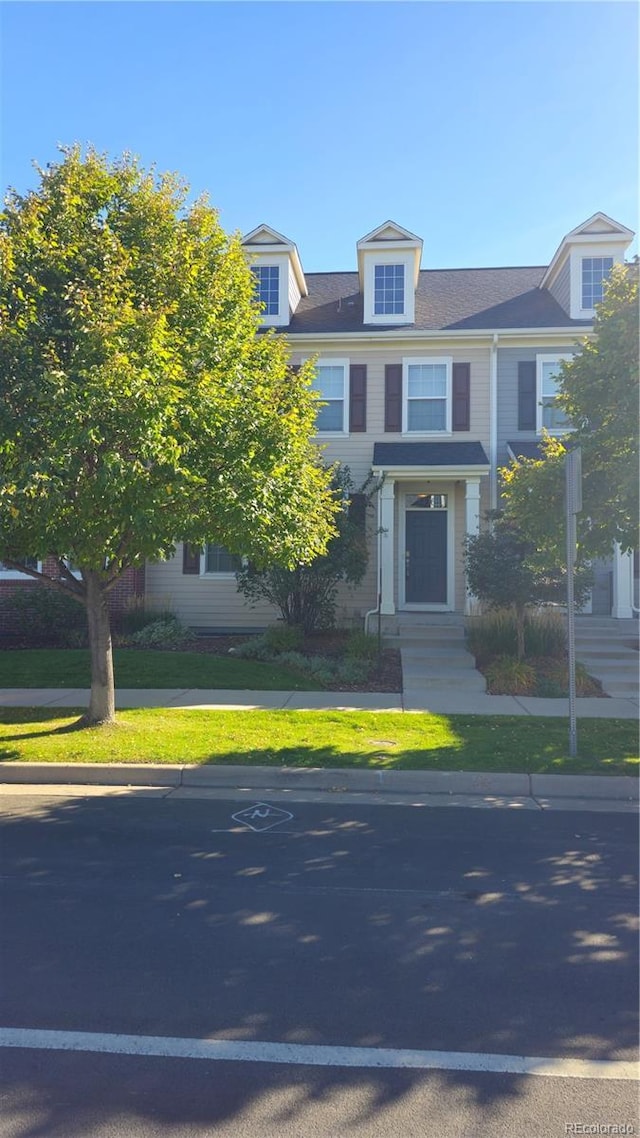 view of front of property featuring a front lawn