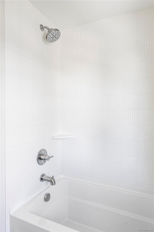 bathroom with bathtub / shower combination