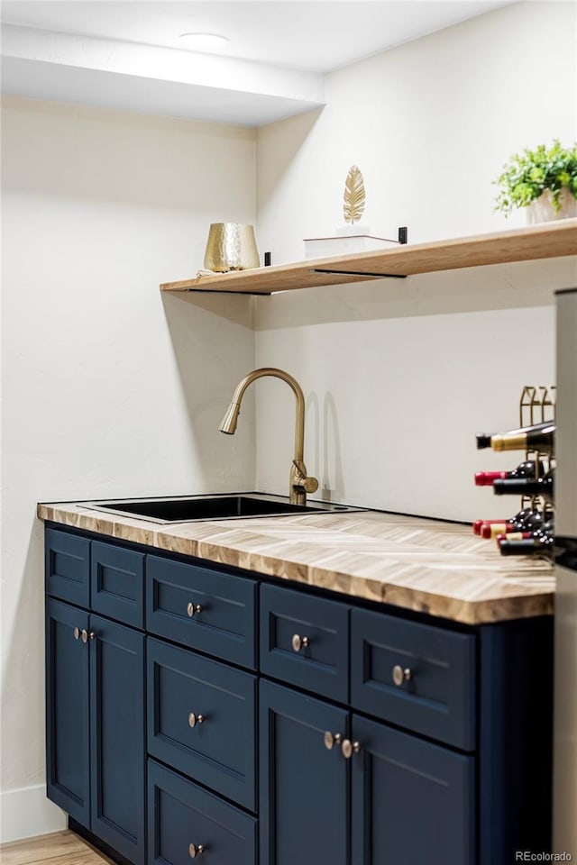 bar with a sink and baseboards