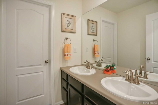 bathroom featuring dual bowl vanity