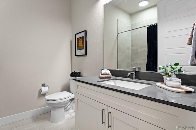 full bath with tiled shower, toilet, vanity, and baseboards