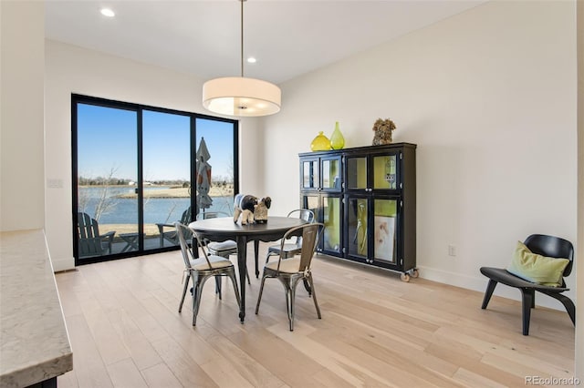 dining area with recessed lighting, light wood-style flooring, and baseboards