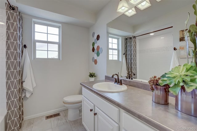 full bath with curtained shower, visible vents, toilet, vanity, and baseboards