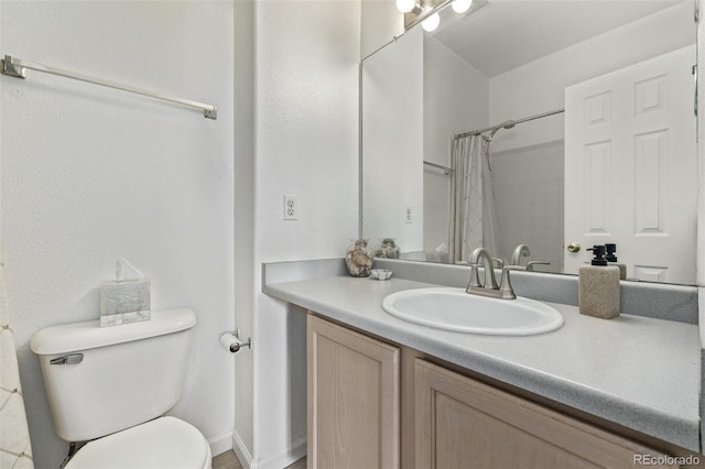 full bath featuring a shower with shower curtain, toilet, and vanity