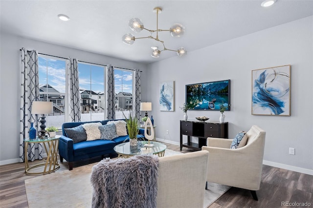 living room featuring an inviting chandelier, recessed lighting, wood finished floors, and baseboards