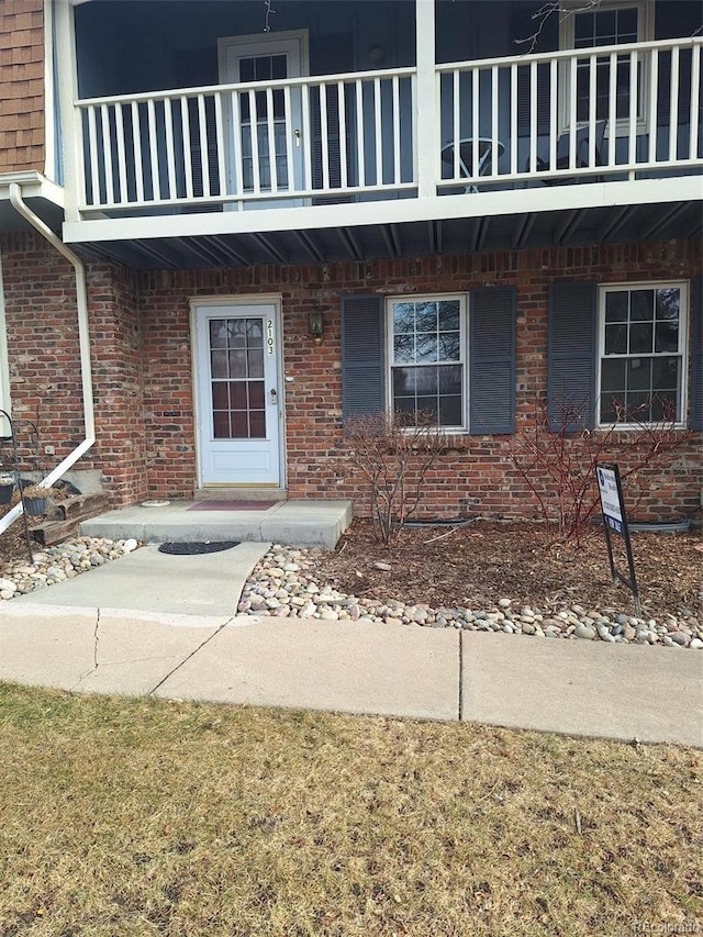 property entrance featuring a balcony