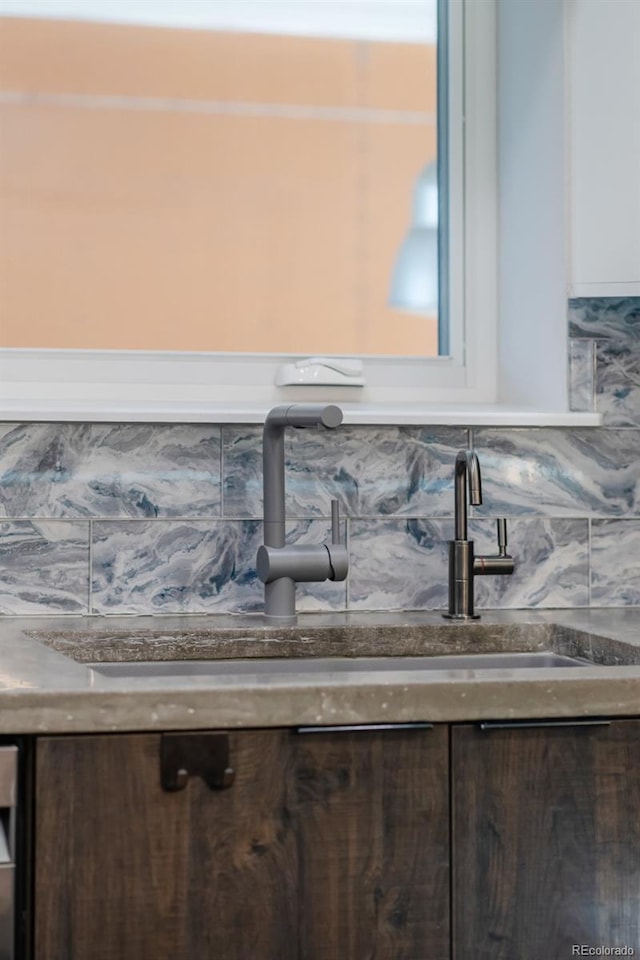 room details featuring backsplash and a sink