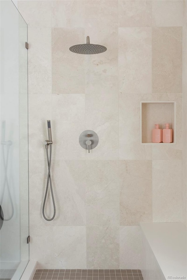 bathroom featuring tiled shower