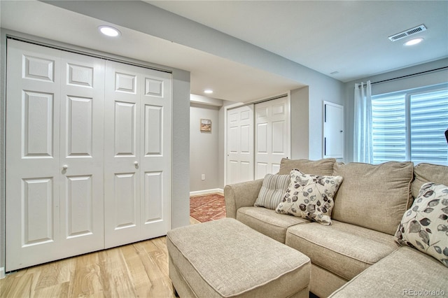 5532 S Valdai Way, Aurora, CO 80015 - living room featuring light wood-style floors, recessed lighting, and baseboards