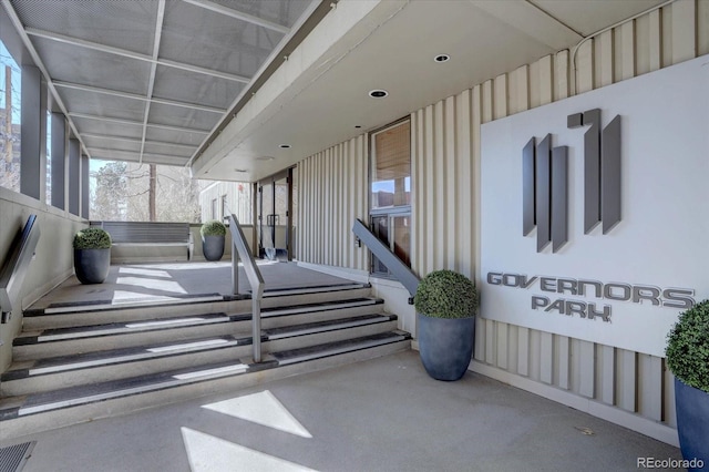 property entrance featuring a porch