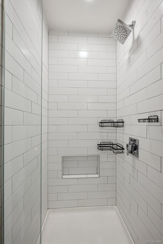 bathroom featuring a tile shower