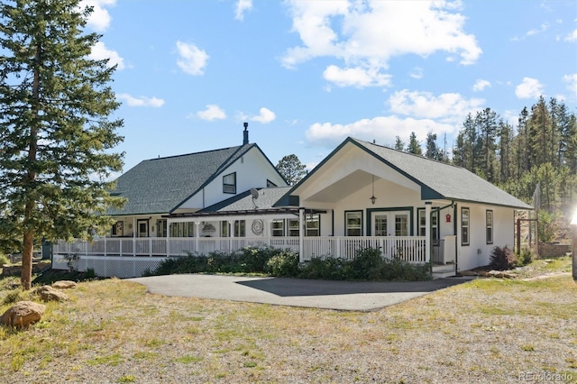 view of front of house featuring a front yard and a porch