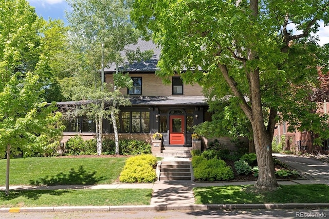 view of front facade with a front yard