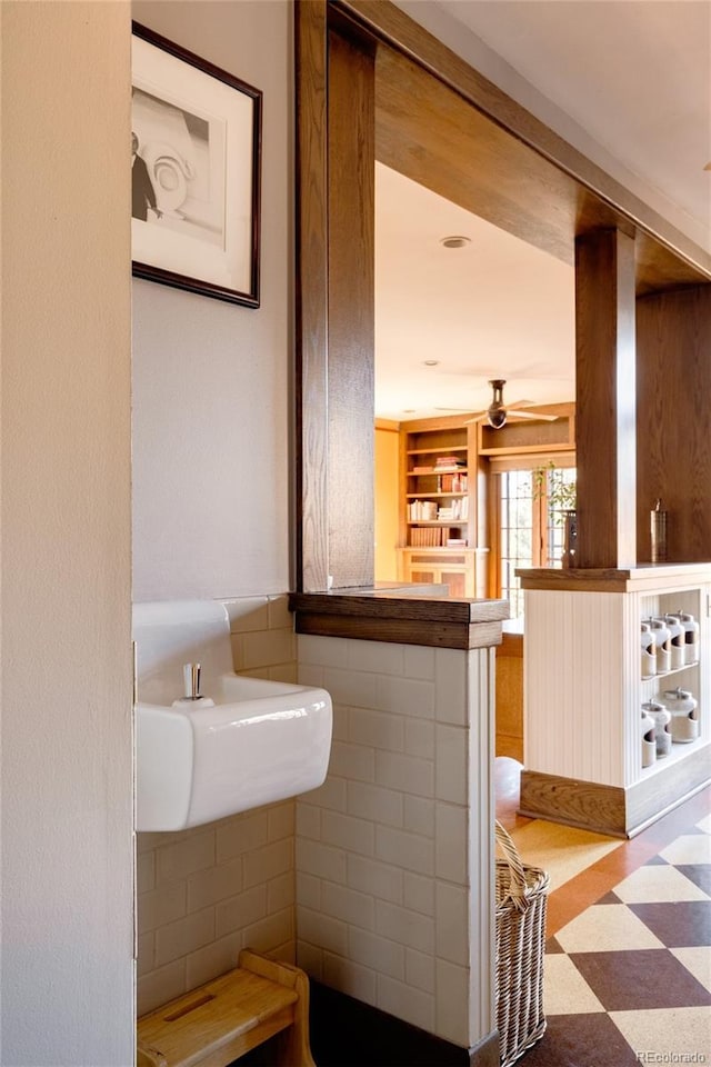 bathroom featuring ceiling fan