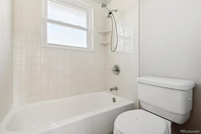 bathroom with tiled shower / bath and toilet