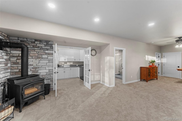 carpeted living room featuring ceiling fan