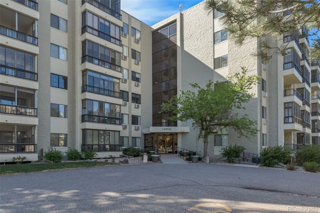 view of apartment building / complex