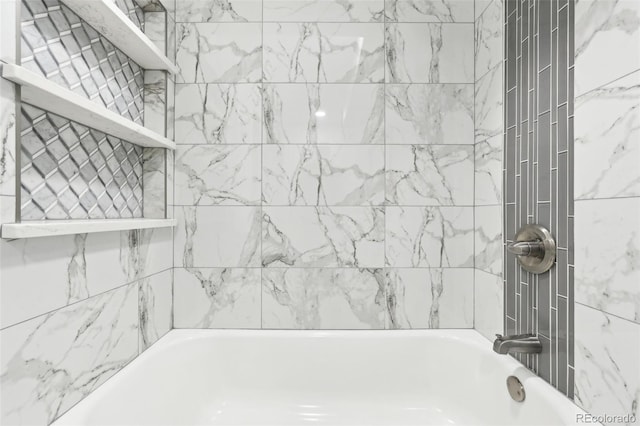 bathroom with tiled shower / bath combo