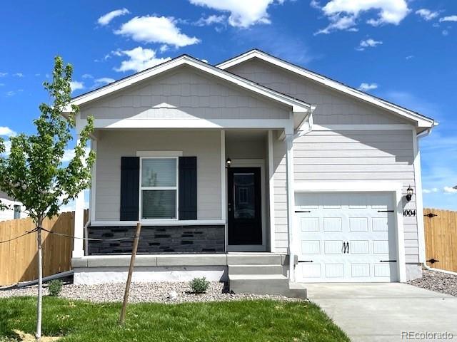 view of front facade featuring a front yard and a garage