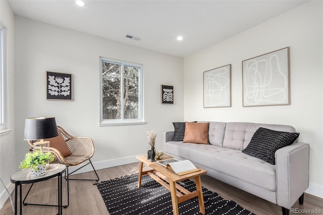 living area featuring baseboards, recessed lighting, visible vents, and wood finished floors