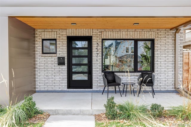 property entrance featuring a porch