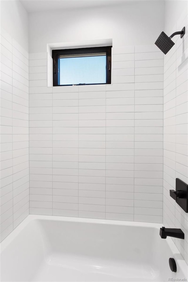 bathroom with tiled shower / bath combo