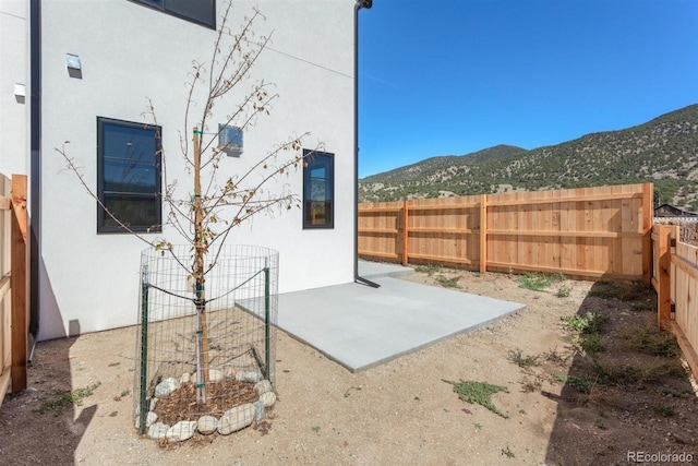 view of yard featuring a mountain view