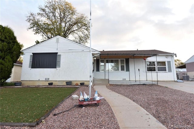 view of front of property featuring central air condition unit and a front lawn