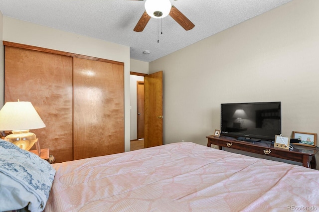 bedroom with a closet, a textured ceiling, and a ceiling fan