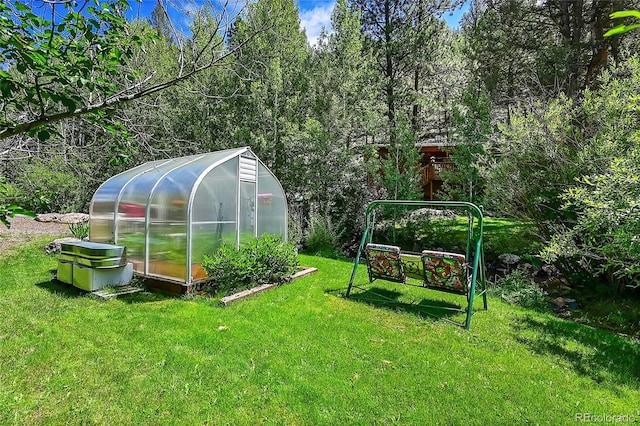 view of yard with an outbuilding