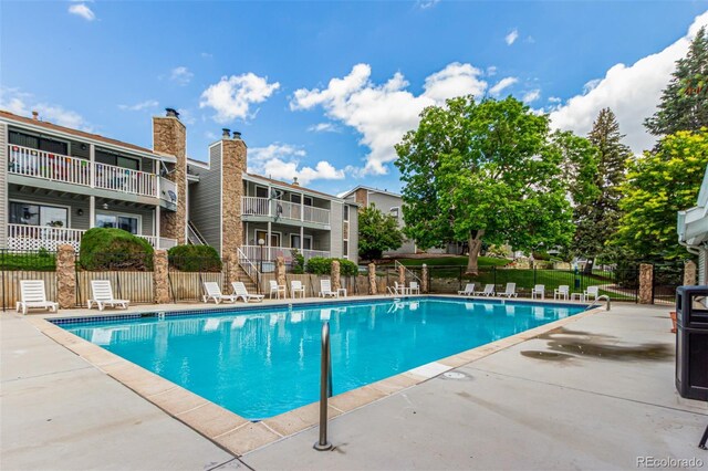 910 S Walden St Unit 106, Aurora, CO 80017 - community pool with a patio