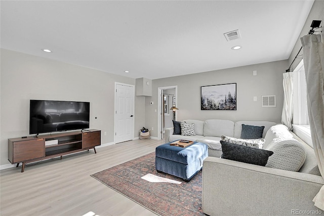 living room with baseboards, visible vents, wood finished floors, and recessed lighting