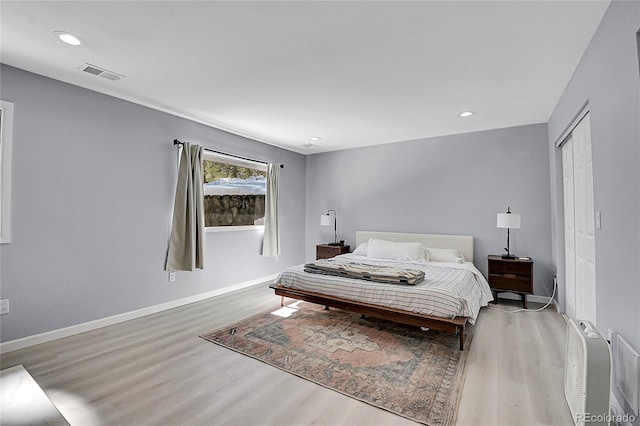 bedroom featuring baseboards, recessed lighting, visible vents, and light wood-style floors