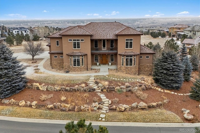 view of front of property featuring a balcony